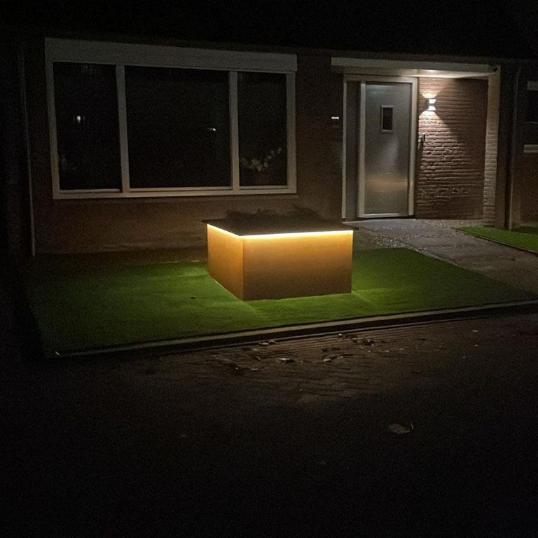 Kortena tērauda metināta puķu kaste Alabama ar LED 120 x 120 x 80 cm